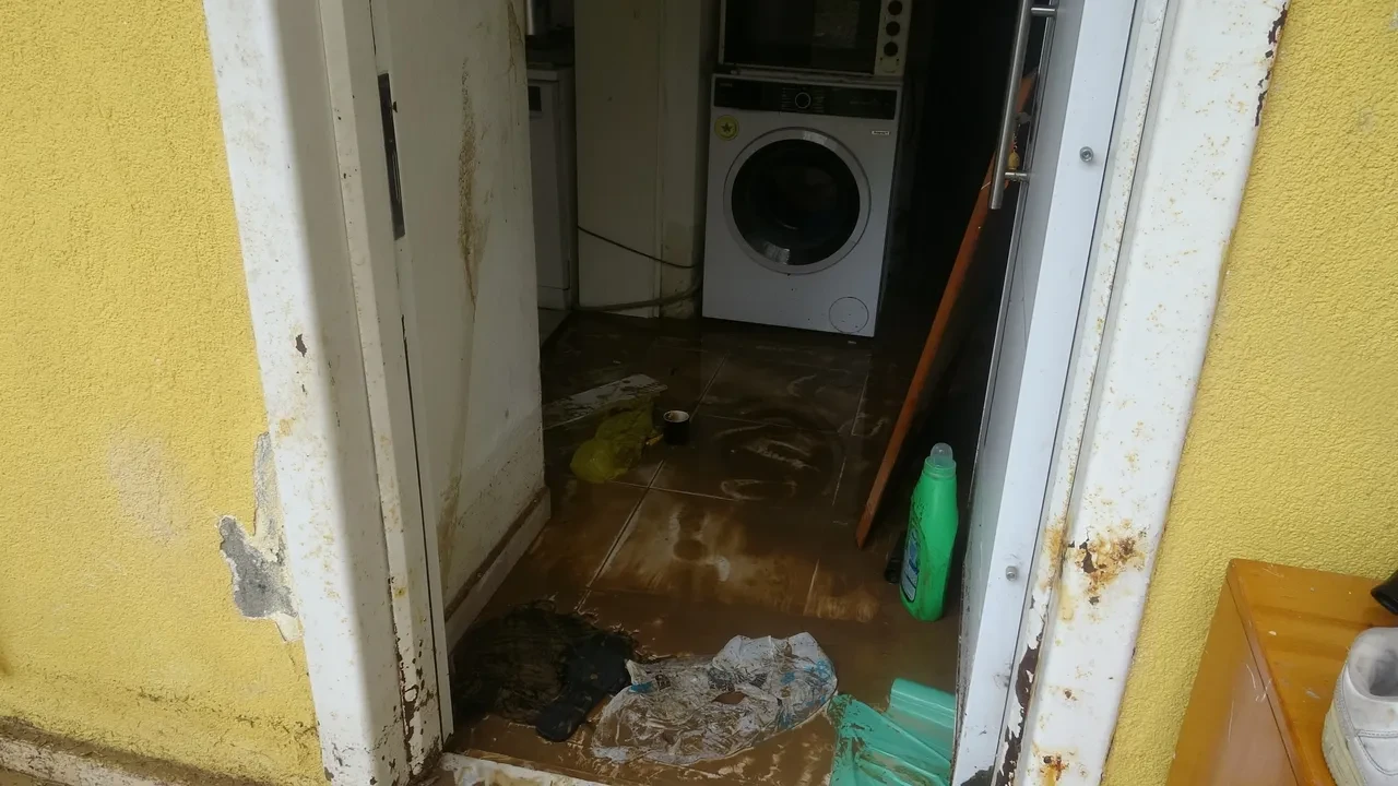 Antalya'da sağanak ve fırtına: Araçlar sular altında kaldı, evleri su bastı! Felaketin bilançosu gün ağarınca ortaya çıktı