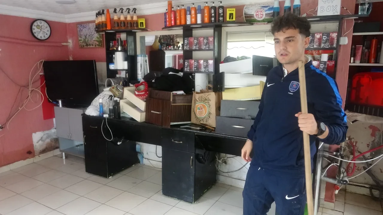 Antalya'da sağanak ve fırtına: Araçlar sular altında kaldı, evleri su bastı! Felaketin bilançosu gün ağarınca ortaya çıktı