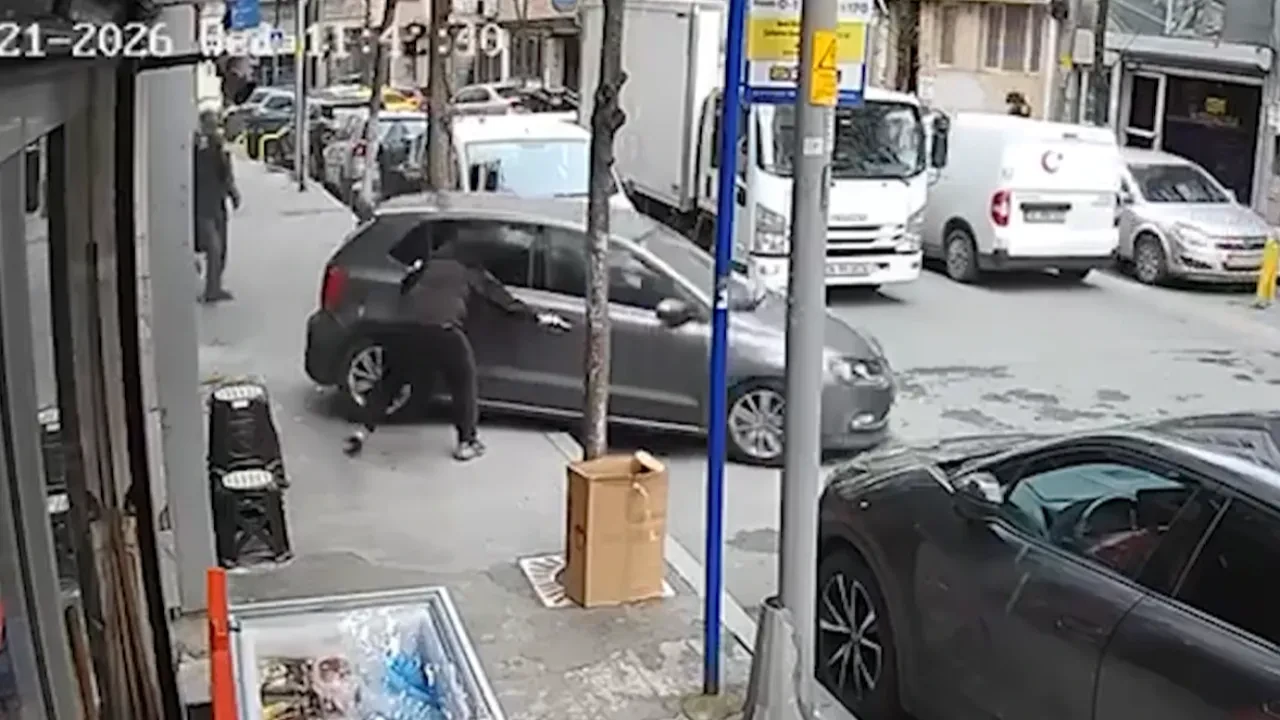 Aracını park ederken dükkana daldı! Kaza anı kameralara böyle yansıdı