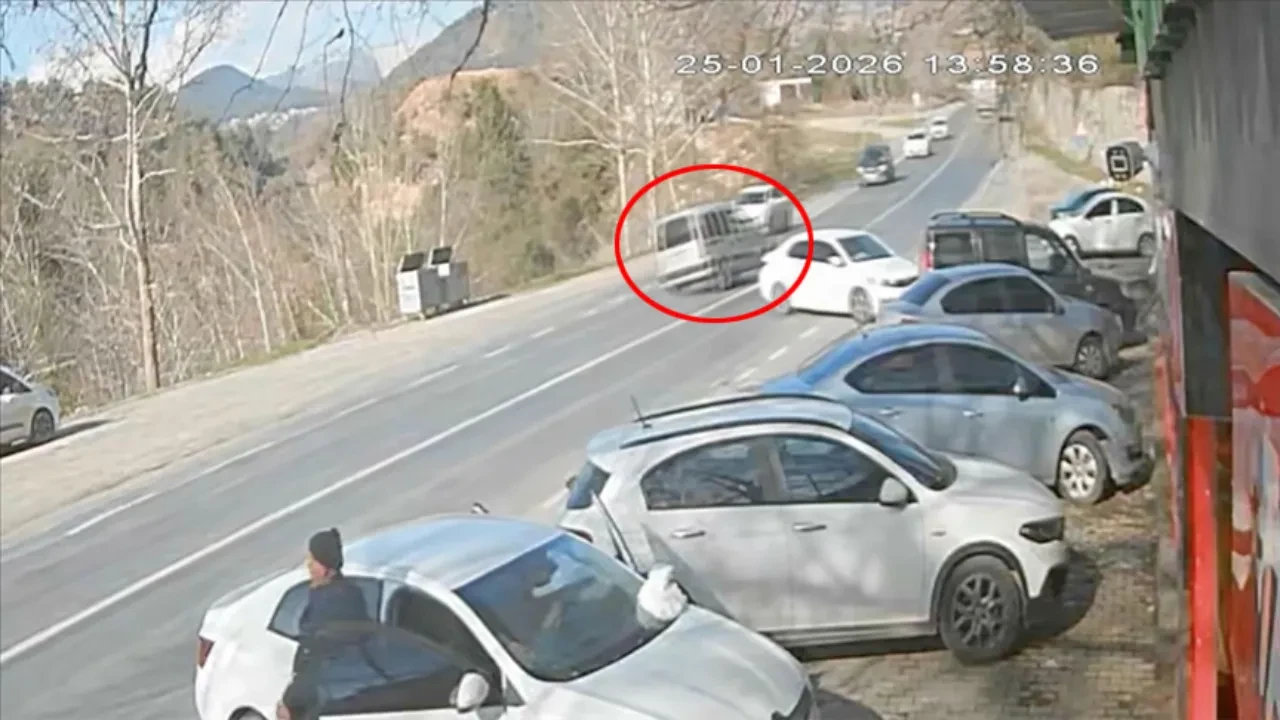 Çarpmamak için manevra yaptı, yol kenarına devrildi! 