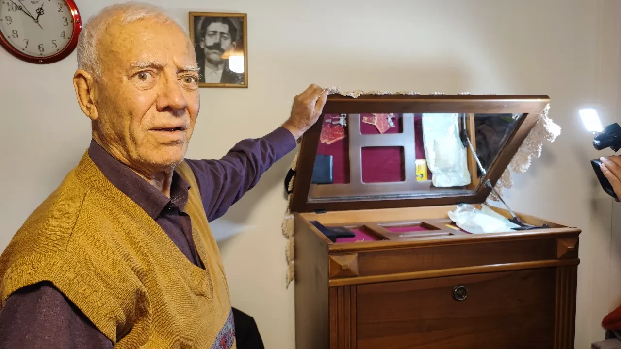 Eşi ölünce iki şok birden yaşadı! Evdeki gizli bölmeyi açtı, gözlerine inanamadı 