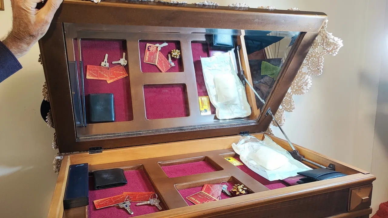 Eşi ölünce iki şok birden yaşadı! Evdeki gizli bölmeyi açtı, gözlerine inanamadı 