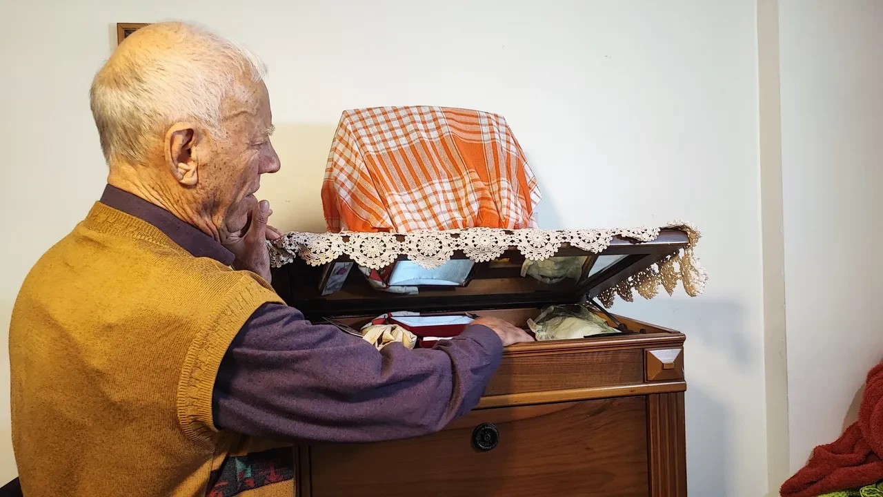 Eşi ölünce iki şok birden yaşadı! Evdeki gizli bölmeyi açtı, gözlerine inanamadı 