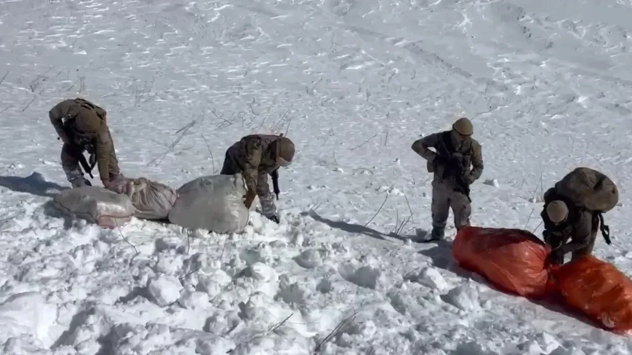 Hakkari'de zehir tacirlerine operasyon! 348 kg uyuşturucu madde ele geçirildi