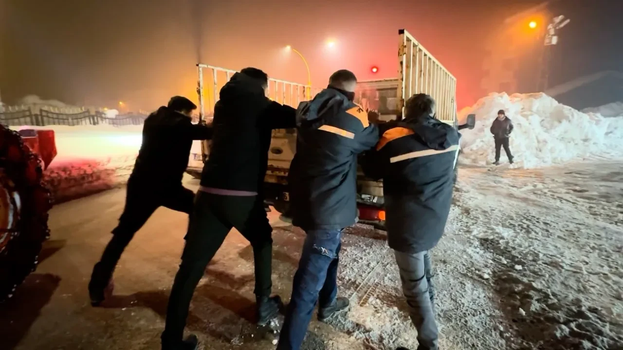 Hava sıcaklığı -25'lere düştü: Seyir halindeki araç soğuktan arıza yaptı