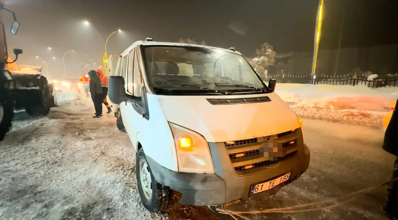 Hava sıcaklığı -25'lere düştü: Seyir halindeki araç soğuktan arıza yaptı