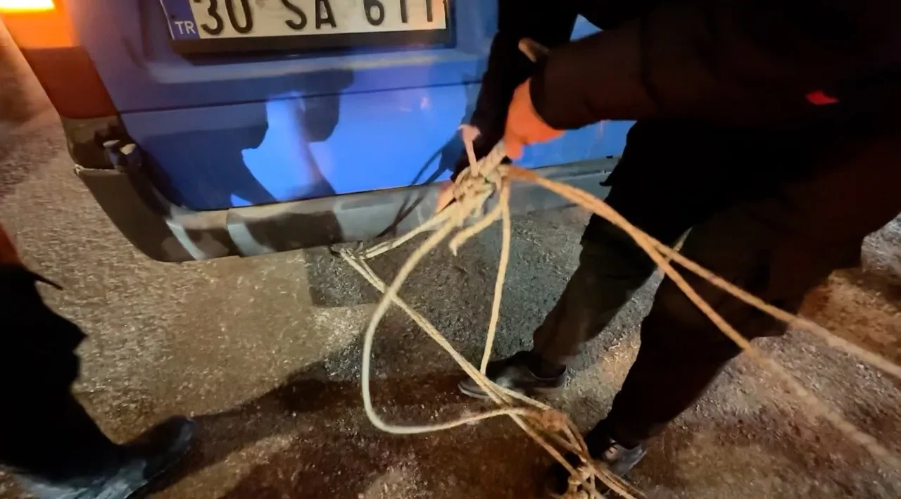 Hava sıcaklığı -25'lere düştü: Seyir halindeki araç soğuktan arıza yaptı