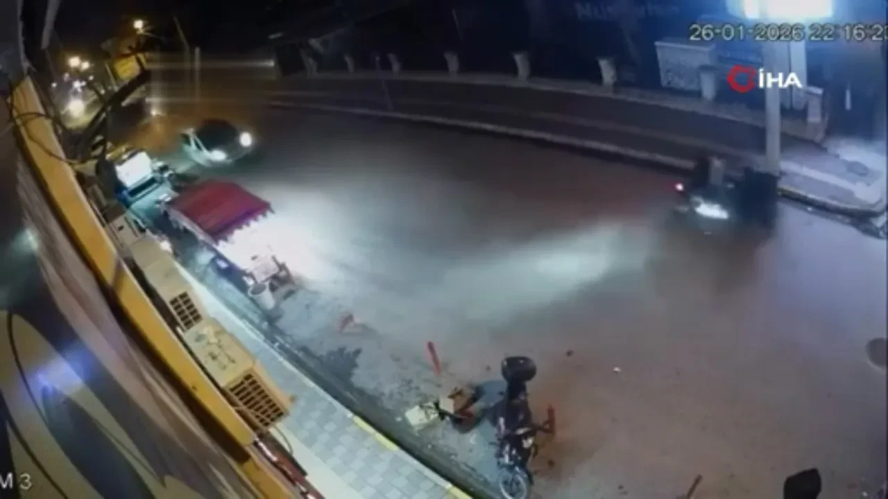 İki motosikletin çarpıştığı korkunç kaza kamerada! Metrelerce sürüklendiler 