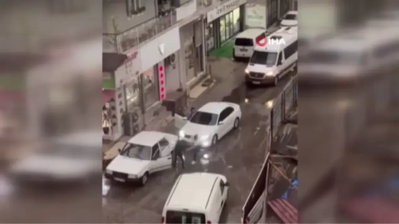 İzmir'de korku dolu anlar! Trafikte tartıştığı kişiyi döner bıçağı ile kovaladı: O anlar kamerada