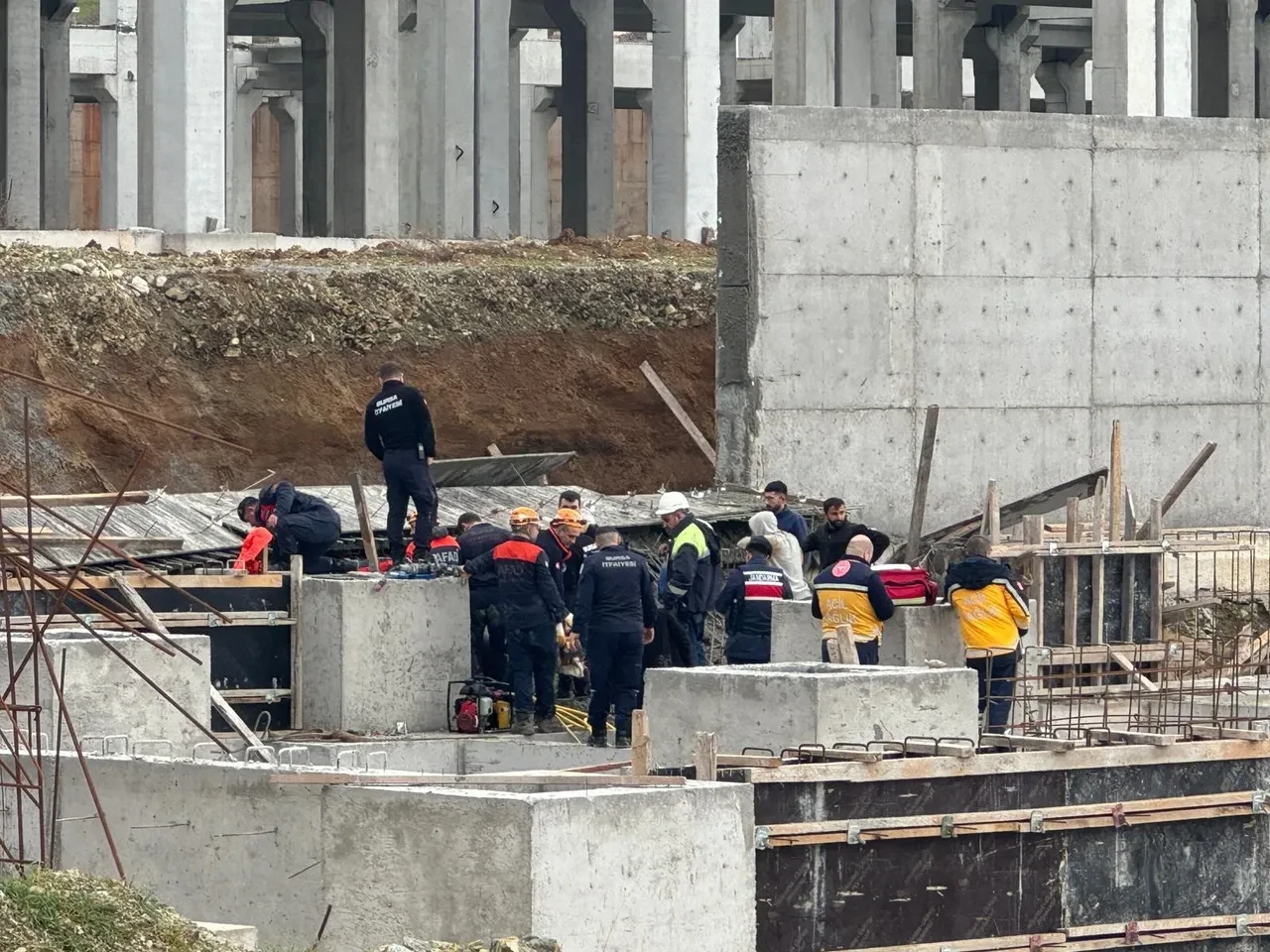 Kalıplar çöktü, işçiler tonlarca betonun altında kaldı! İnşaat alanında ölüm kalım savaşı