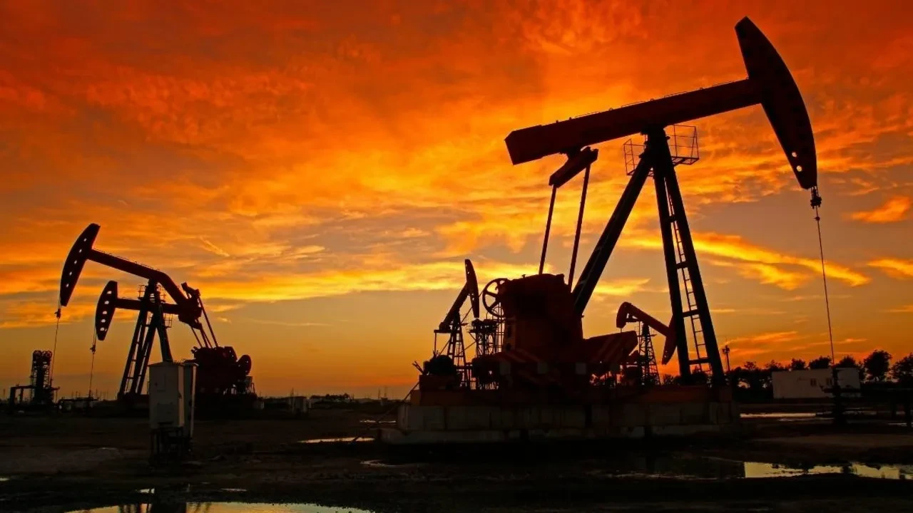 Kış fırtınası vurdu, petrol geri çekildi