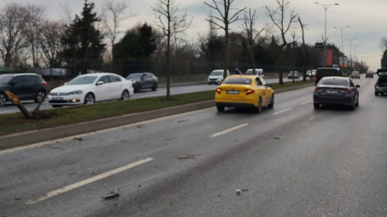 Kontrolden çıkan otomobil karşı şeritteki araçla çarpıştı