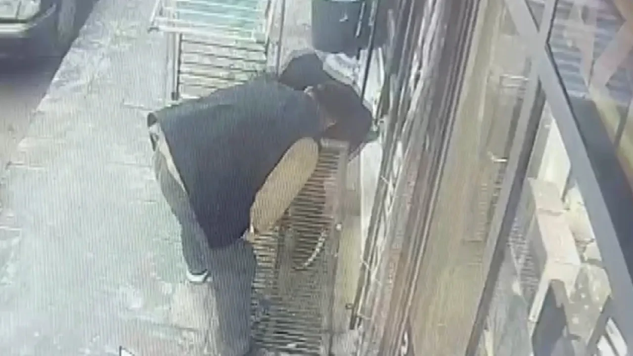 Küçük çocuğun açık mazgaldan aşağı düşüş anı kamerada!