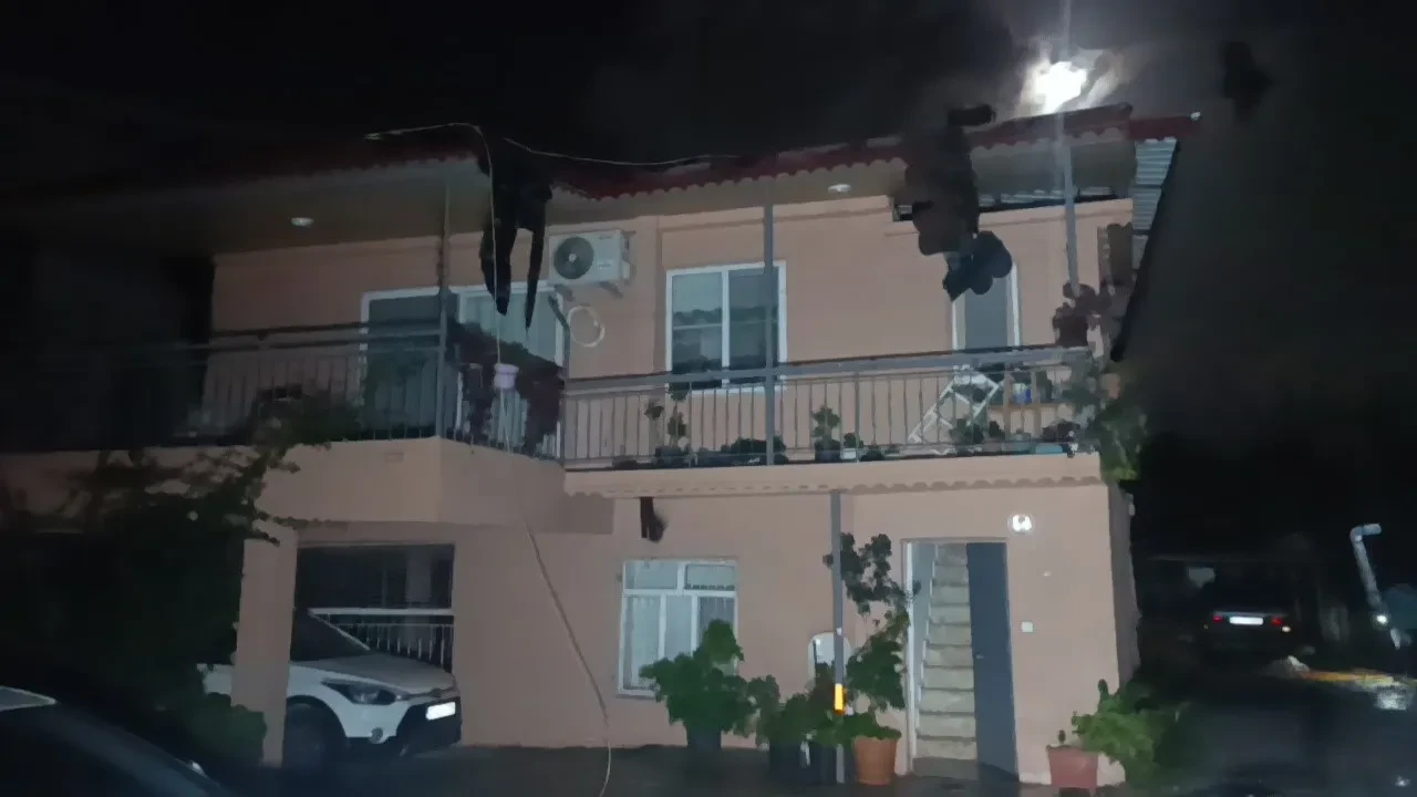 Manavgat'ı hortum vurdu! Evlerin çatıları uçtu, ağaçlar kökünden söküldü