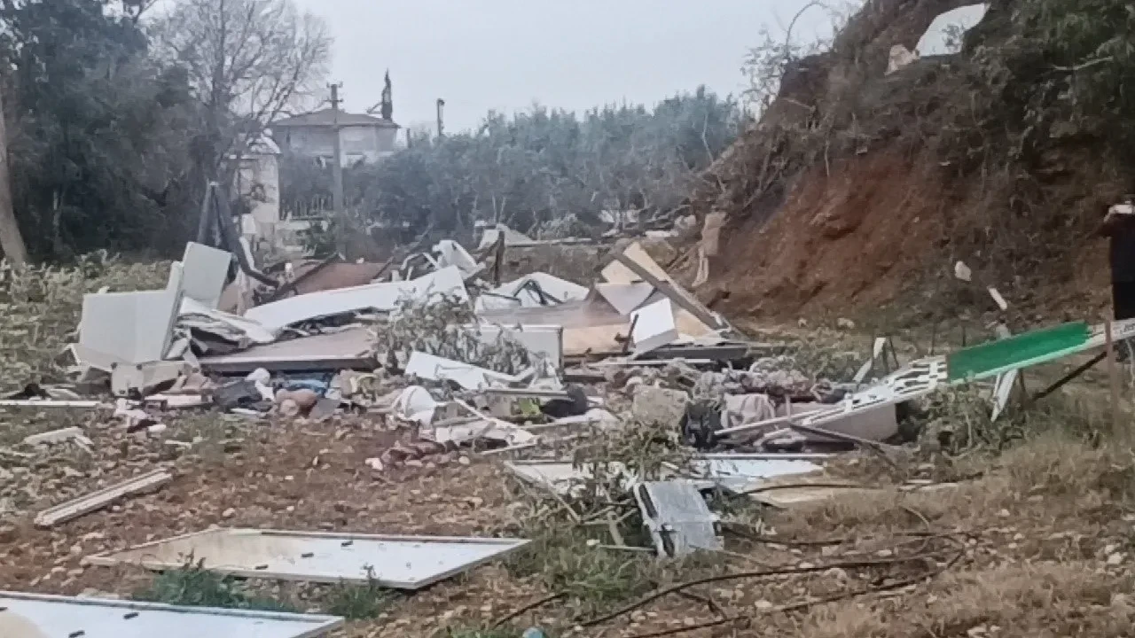 Manavgat'ta hortum 300 dönümlük alanda seraları yerle bir etti
