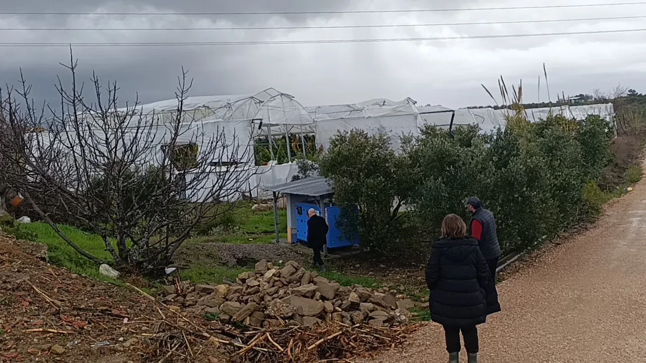 Manavgat'ta hortum 300 dönümlük alanda seraları yerle bir etti