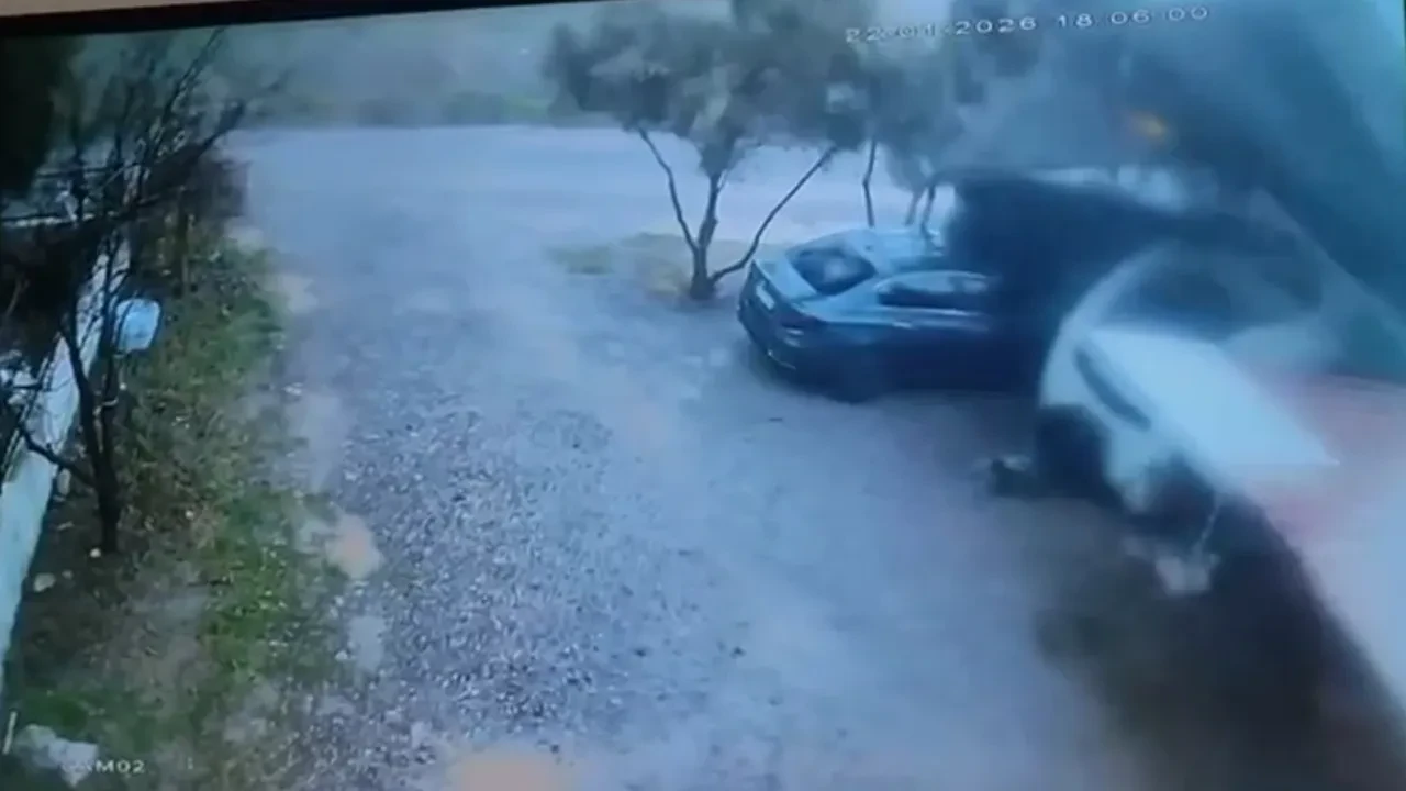 Meteoroloji uyarmıştı! Fırtına otoparkın çatısını uçurdu