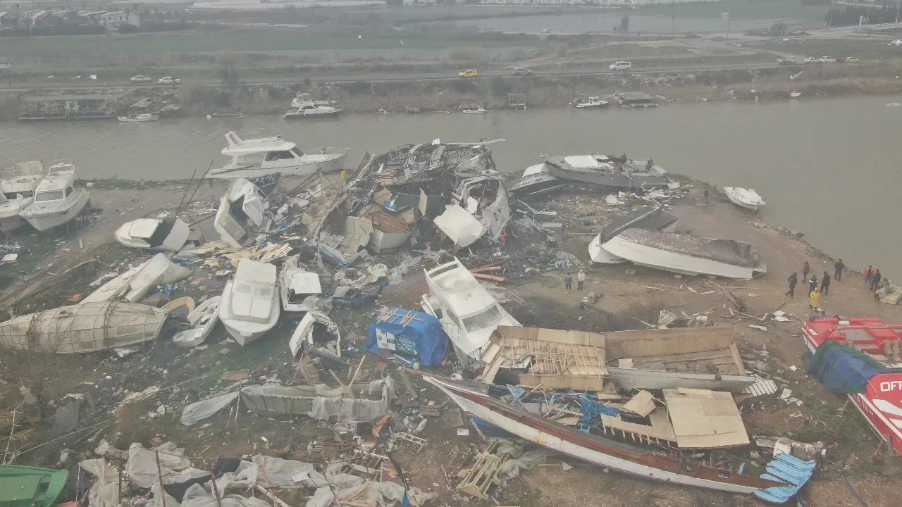 Milyonluk tekneler paramparça oldu! Aksu'da sel ve hortum yıktı geçti