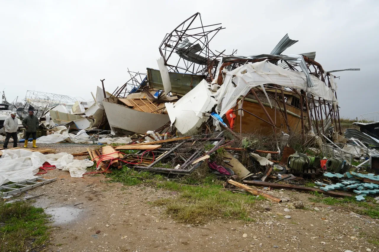 Milyonluk tekneler paramparça oldu! Aksu'da sel ve hortum yıktı geçti