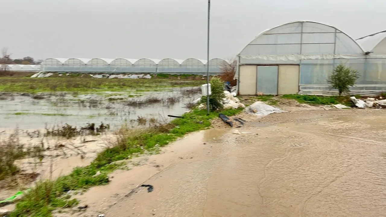 Milyonluk tekneler paramparça oldu! Aksu'da sel ve hortum yıktı geçti