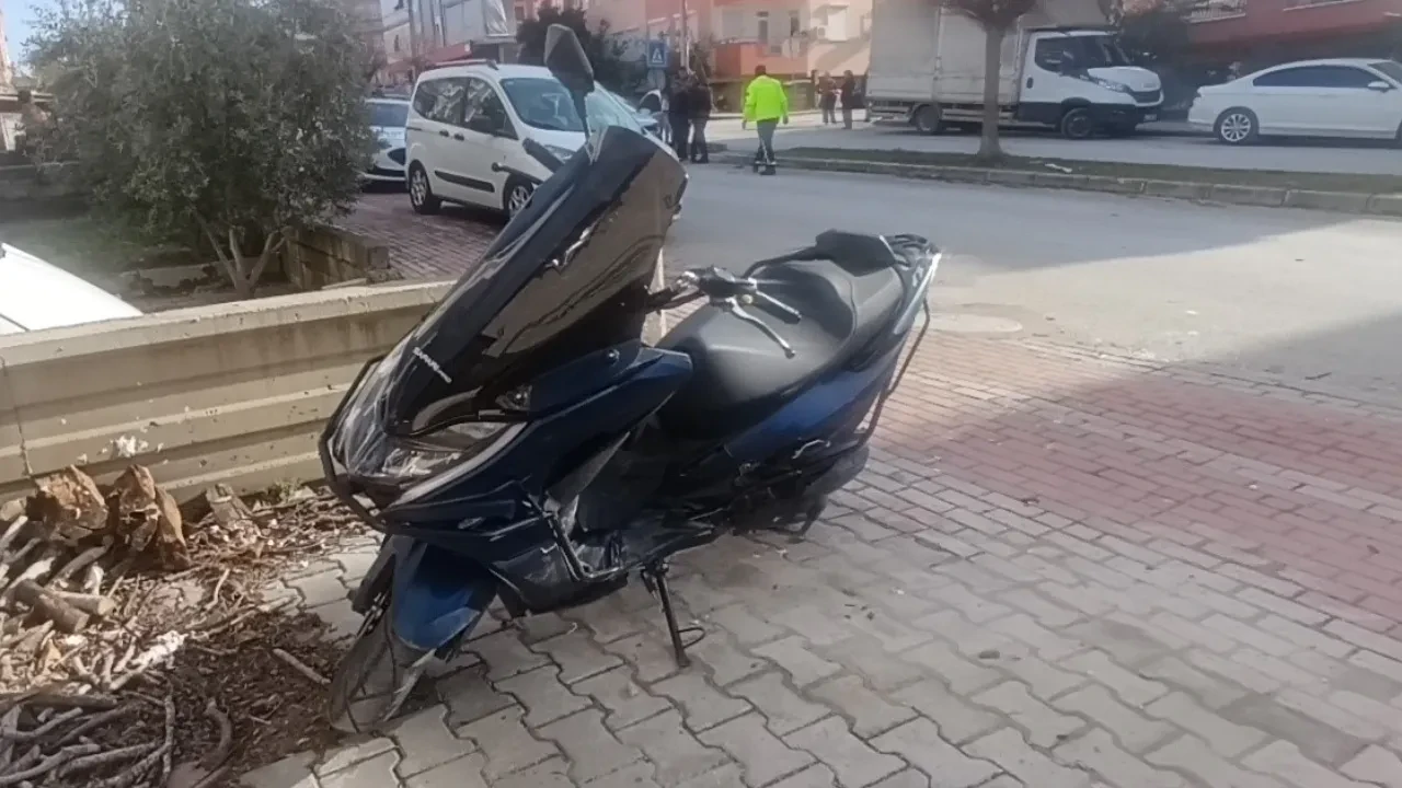 Otomobilin motosiklete çarptığı kaza kameralarda! Motosiklet sürücüsü yaralandı