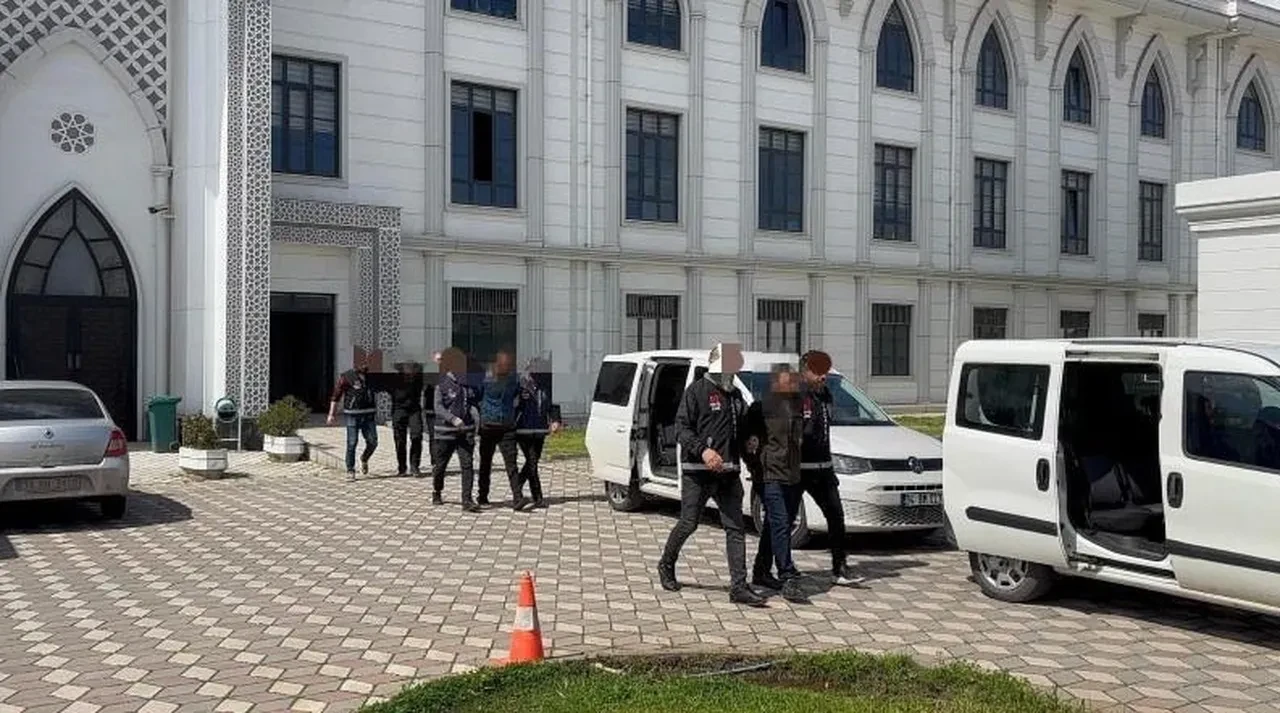 Paraların üstünde çirkin notlar! Eşi kuryeyi gözünü kırpmadan katletti: 'Sürekli mesaj atıyordu'