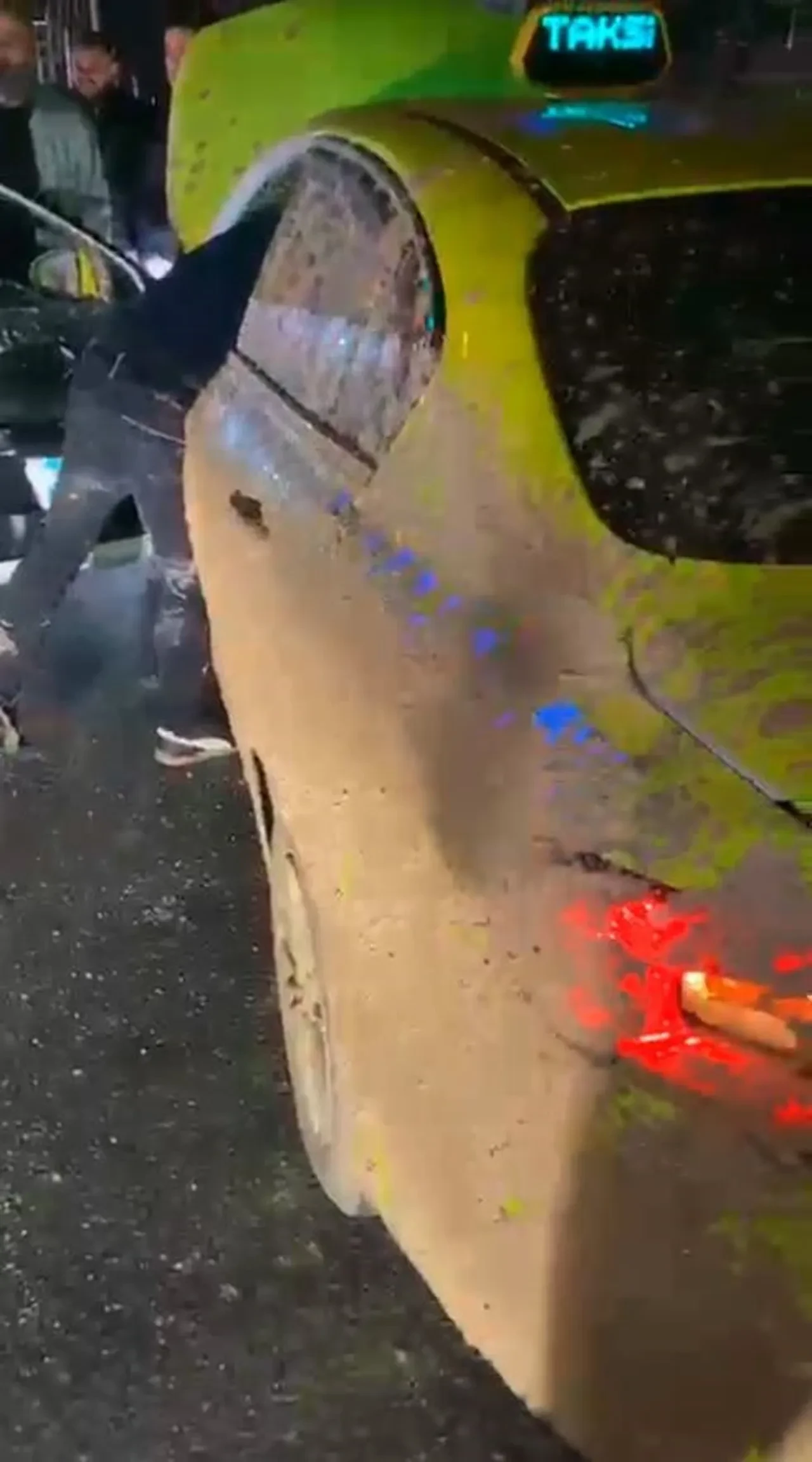 Parayı ödemeyip taksi şoförünü darp ettiler! Zorla çamurlu yola sokmuşlar