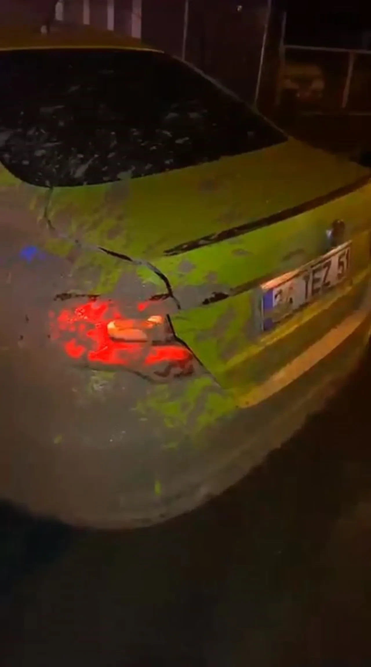 Parayı ödemeyip taksi şoförünü darp ettiler! Zorla çamurlu yola sokmuşlar