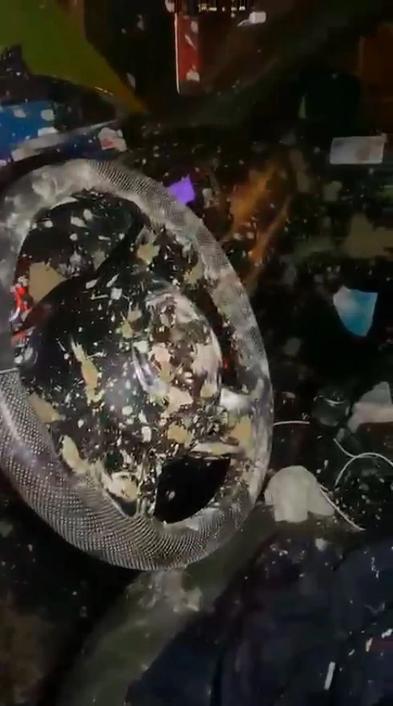 Parayı ödemeyip taksi şoförünü darp ettiler! Zorla çamurlu yola sokmuşlar