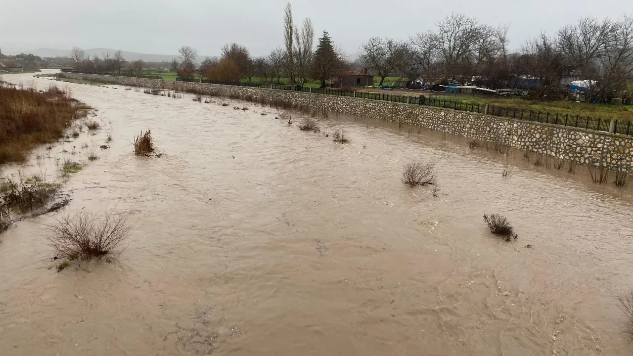 Sağanak yağış Ayvacık’ı fena vurdu! Tarım arazileri sular altında kaldı, ilçe giriş yolu kapandı, bina çatısı uçtu