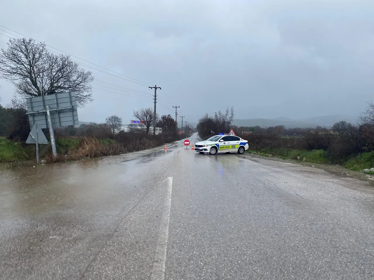 Sağanak yağış Ayvacık’ı fena vurdu! Tarım arazileri sular altında kaldı, ilçe giriş yolu kapandı, bina çatısı uçtu