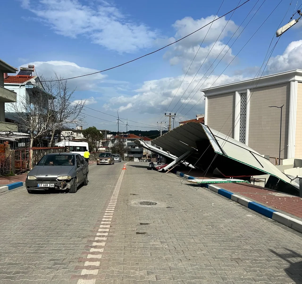 Sağanak yağış Ayvacık’ı fena vurdu! Tarım arazileri sular altında kaldı, ilçe giriş yolu kapandı, bina çatısı uçtu