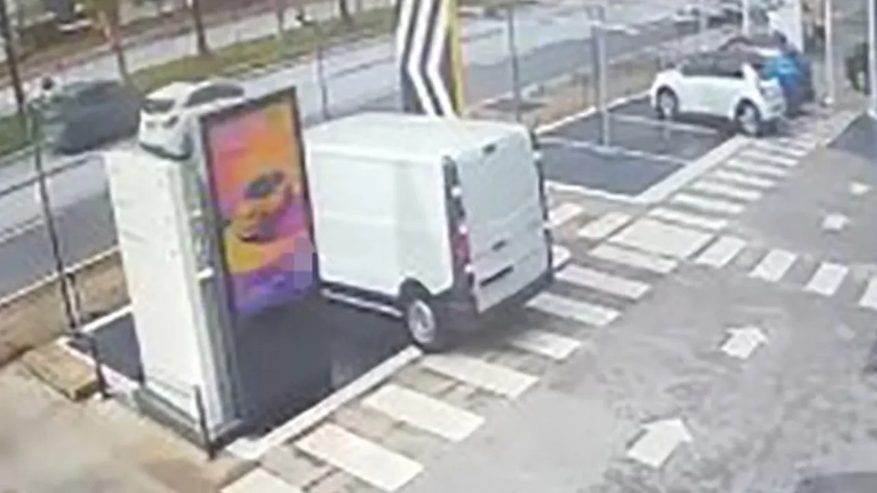 Alanya'da motosiklet sürücüsünün savrulduğu kaza kamerada