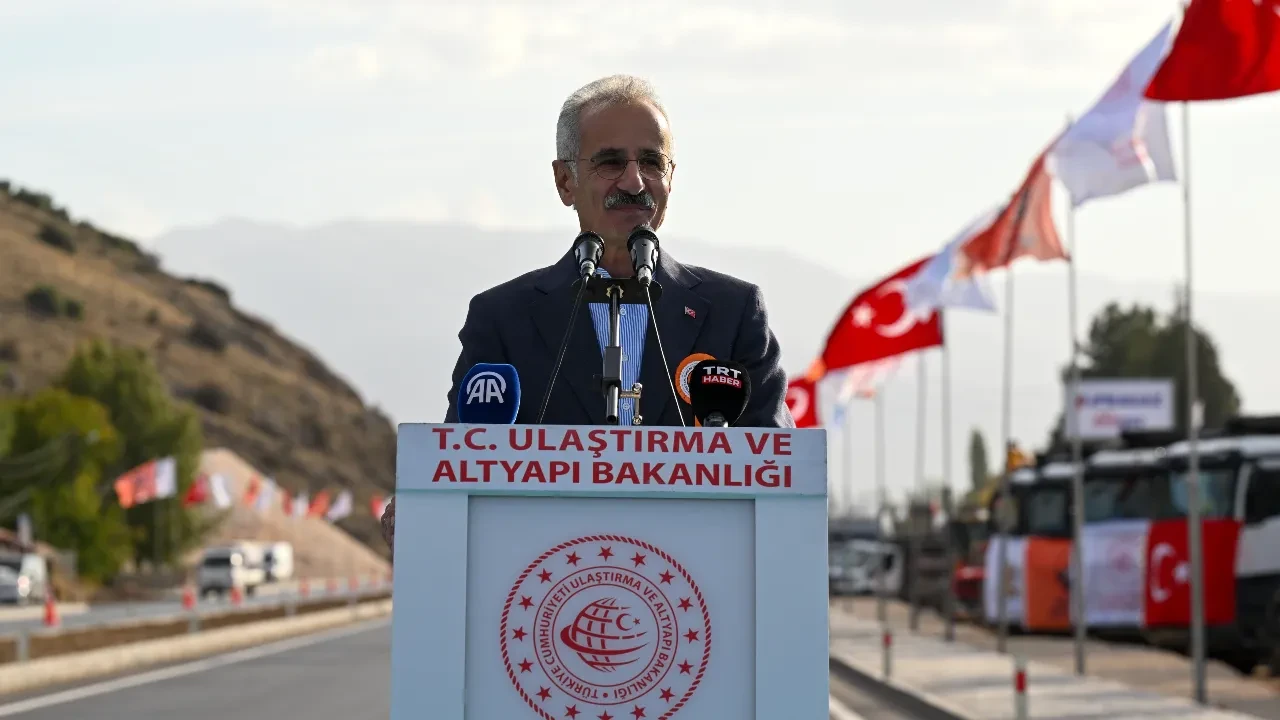 Bakan Uraloğlu: Bölünmüş yolda 30 bin kilometrelik dev eşiği geride bıraktık