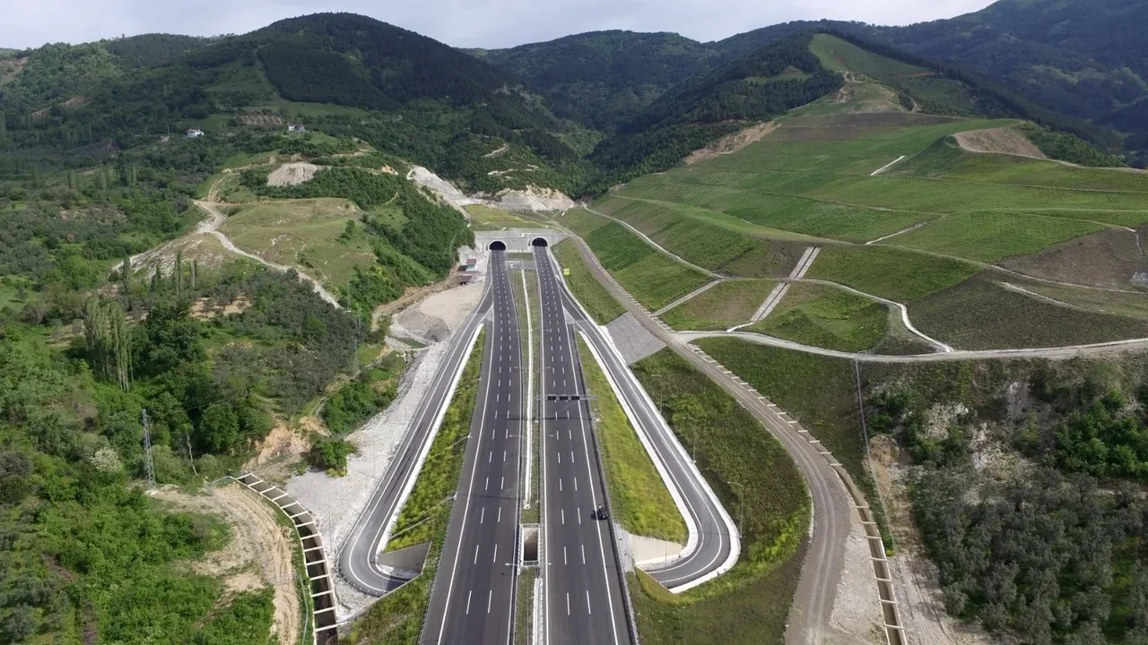 Bakan Uraloğlu: Bölünmüş yolda 30 bin kilometrelik dev eşiği geride bıraktık
