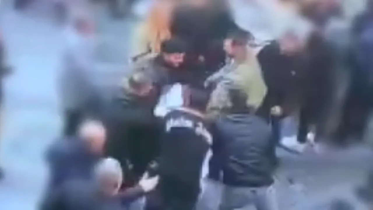 Çinli turist hanutçu tarafından darbedildi! Güvenlik kameraları kavgayı anbean kaydetti