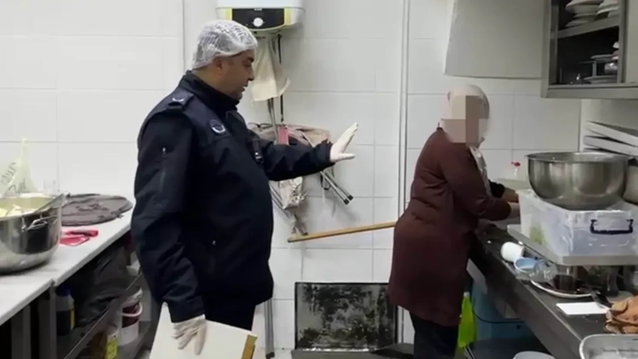 Ekipler pislik karşısında şoke oldu! Mutfak tezgahında yıkanan paspas mide bulandırdı 