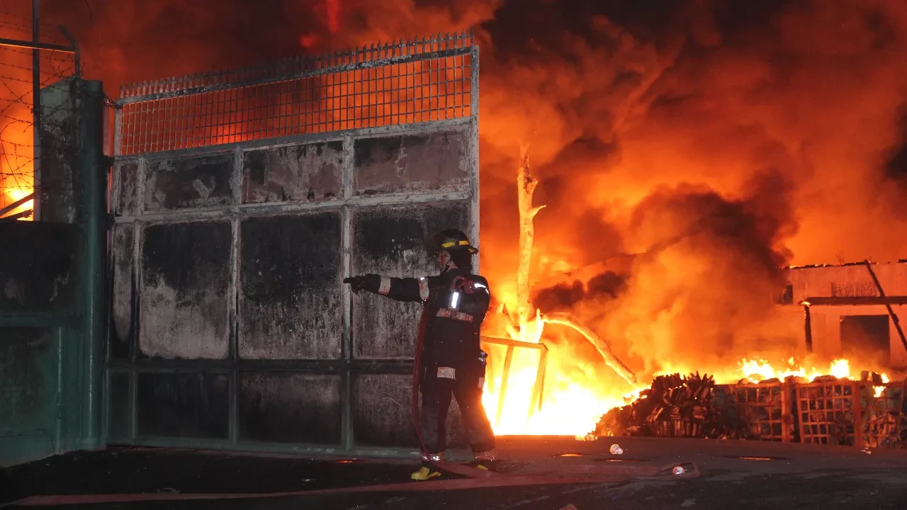 Endonezya'da fabrika alevlere teslim oldu