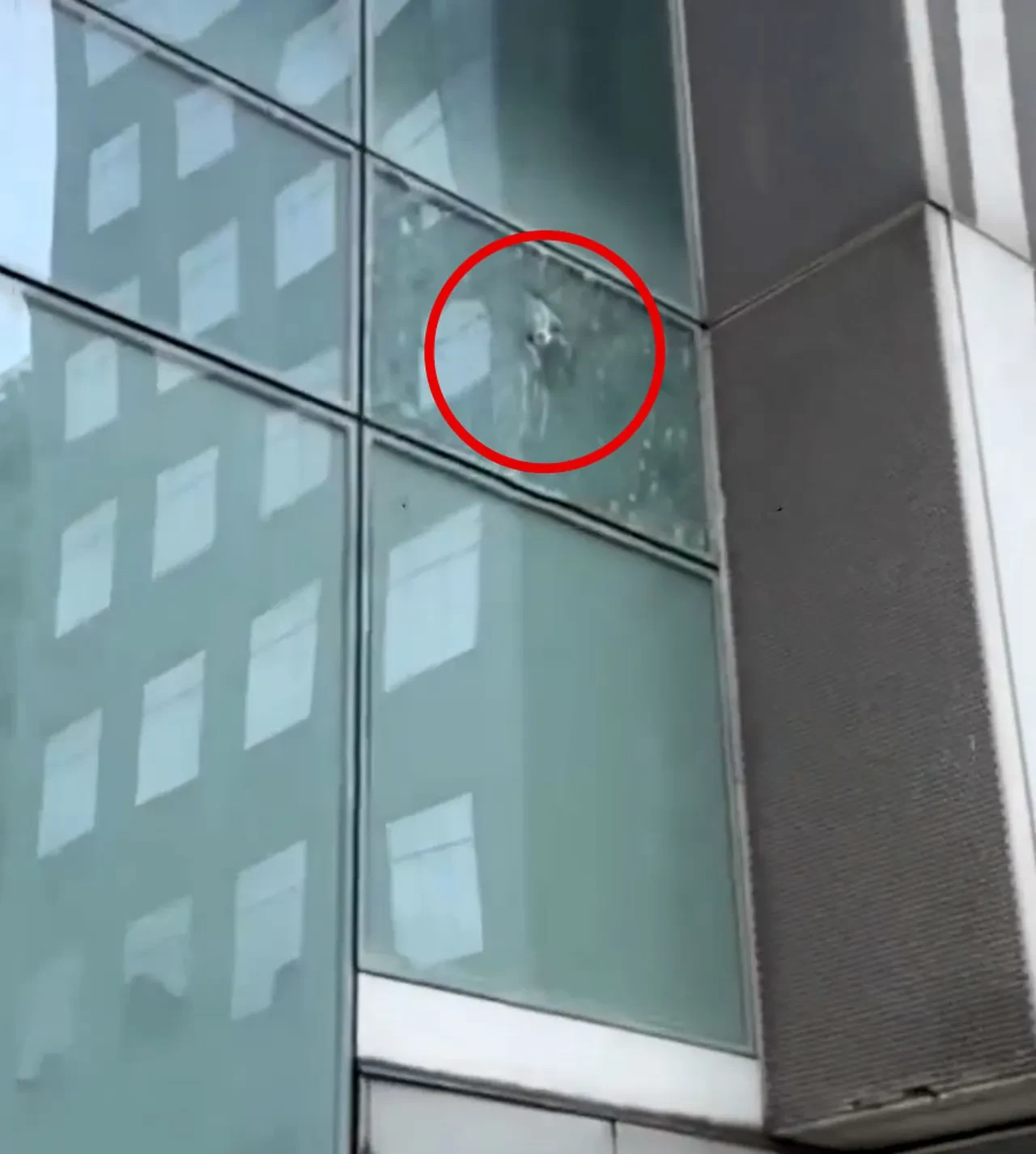 Erden Timur'un binasına silahlı saldırı şoku!