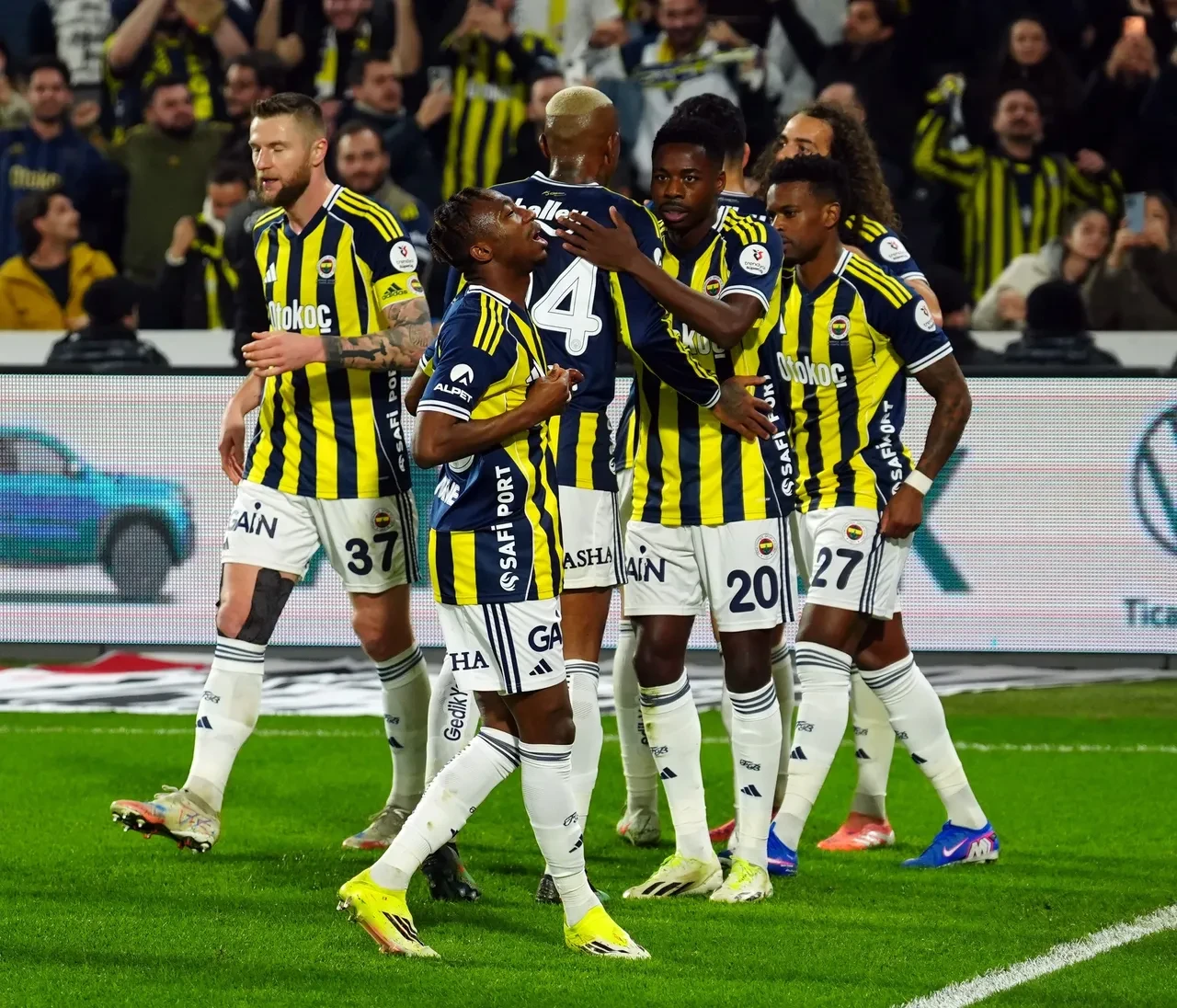 Fenerbahçe'nin FCSB maçı kadrosu belli oldu! 8 isim kamp kadrosunda yer almadı