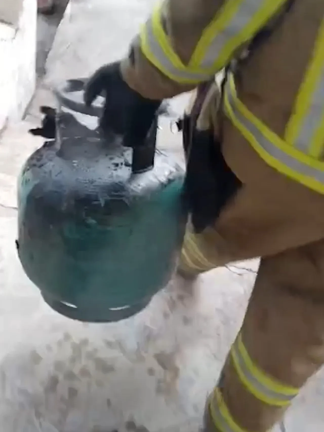 İtfaiye erinden cesur hareket! Canını hiçe sayıp faciayı önledi