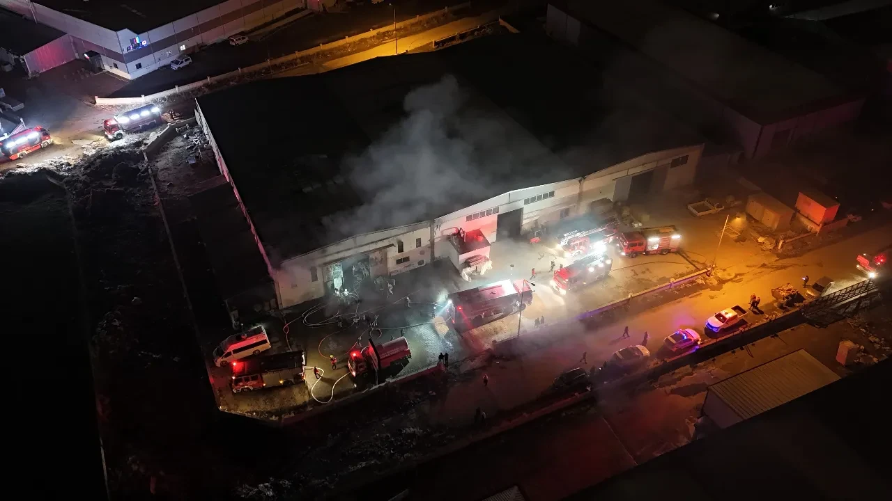 Kayseri'de korkutan yangın! Mobilya fabrikası alev aldı