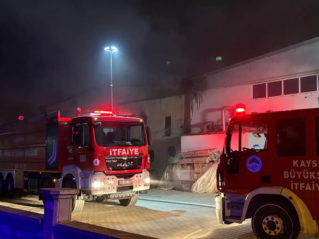 Kayseri'de korkutan yangın! Mobilya fabrikası alev aldı