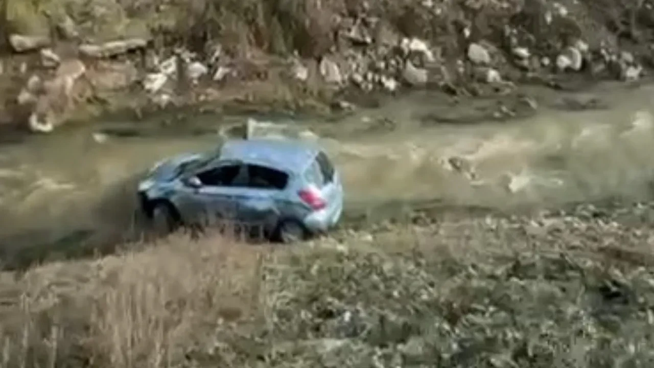 Kontrolden çıkarak dereye uçtu! Otomobilin o anları kameralara yansıdı