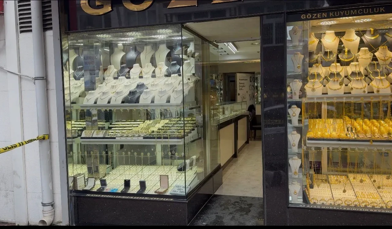 Kuyumcuda ilginç soygun! 15 dakika arayla geldi: 1 kilo istedi, 100 gramlık altın külçesini alıp kaçtı 