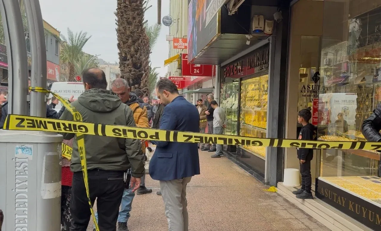 Kuyumcuda ilginç soygun! 15 dakika arayla geldi: 1 kilo istedi, 100 gramlık altın külçesini alıp kaçtı 