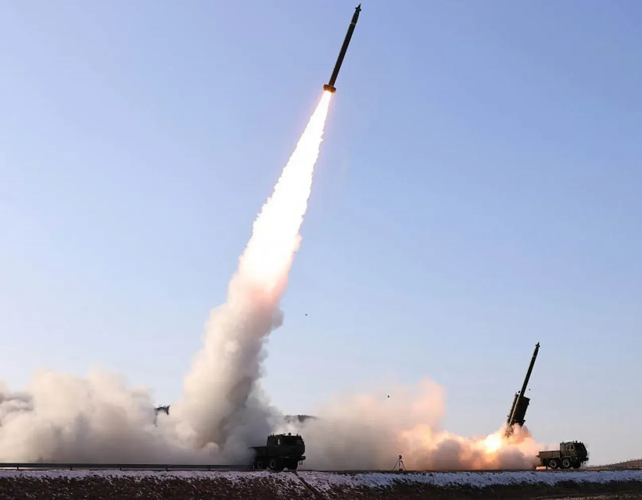 Kuzey Kore'den gövde gösterisi! Kim Jong-un öve öve bitiremedi: Büyük kalibreli çoklu roketatar sistemi test edildi