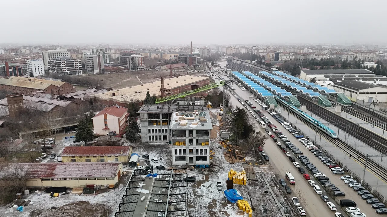 Maaşı 90 bin lira! Metrelerce yükseklikte zor mesai: Tonlarca ağırlıktaki yükleri iğne deliğinden geçiriyorlar 