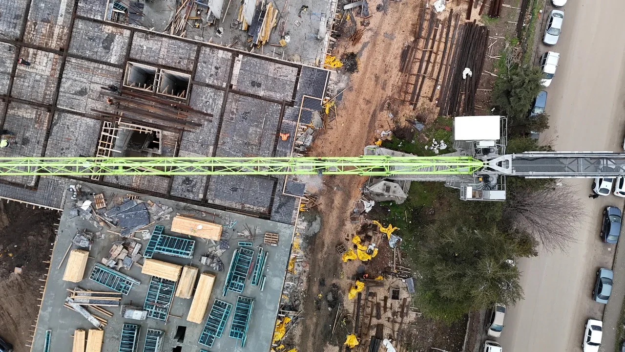 Maaşı 90 bin lira! Metrelerce yükseklikte zor mesai: Tonlarca ağırlıktaki yükleri iğne deliğinden geçiriyorlar 