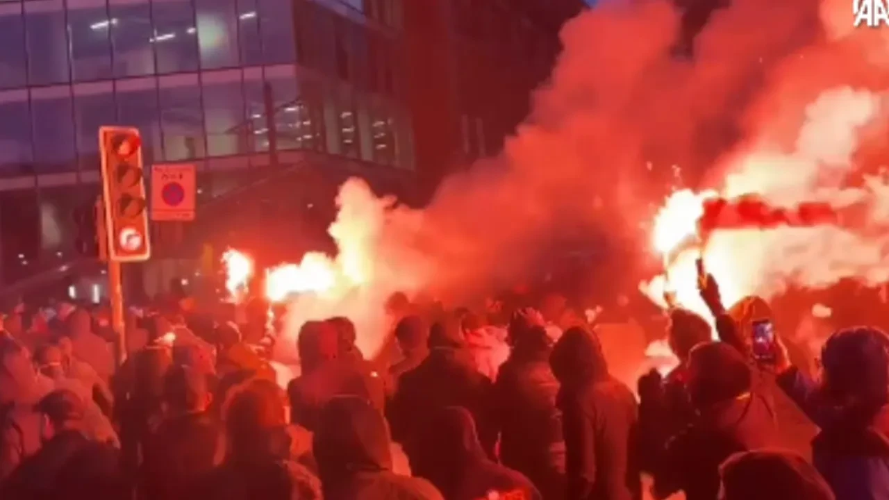 Maç öncesi Manchester'da tarihi anlar! Galatasaray taraftarı Avrupa'ya damga vurdu